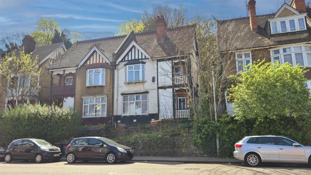 Studio flat on Ashburnham Road, Luton, £36,000