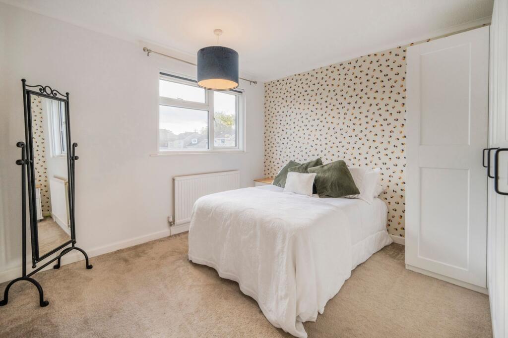 House in Wokingham, Emmbrook - More