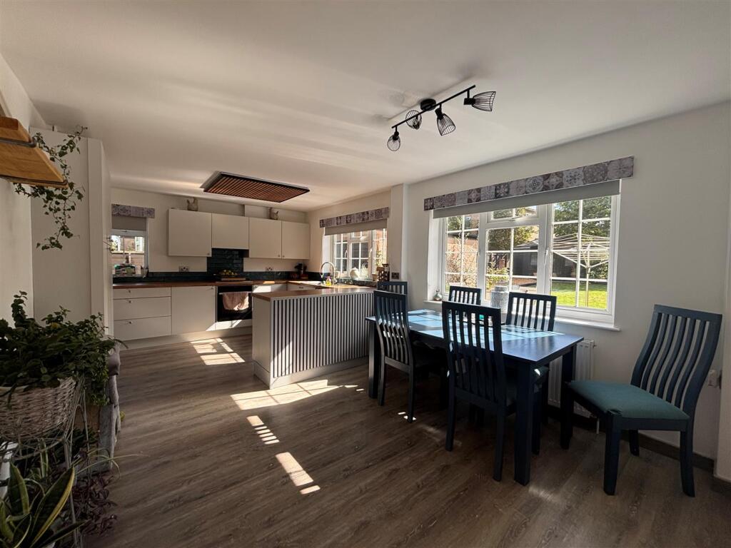 Heathfields Way, Shaftesbury photo 2