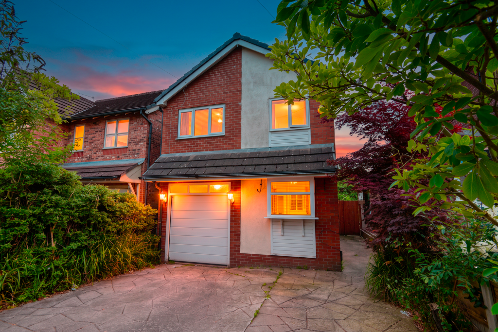 Main image of property: 32a Victoria Avenue, Cheadle Hulme, Cheadle, Greater Manchester