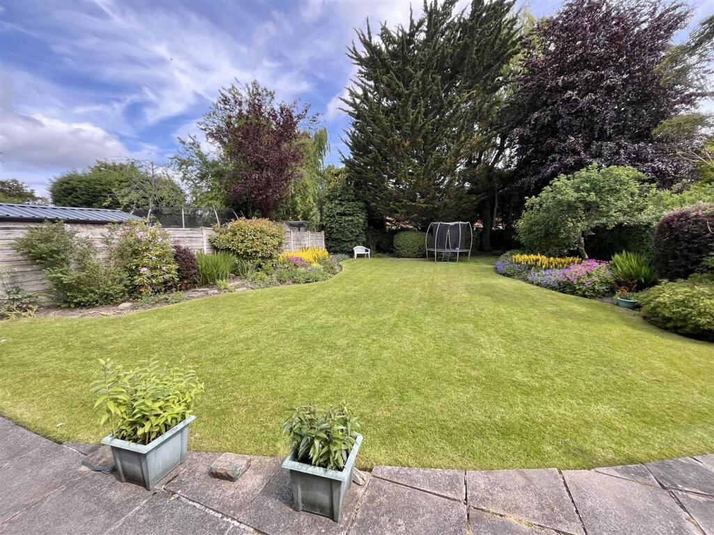 Valley Drive, Handforth, Wilmslow photo 3