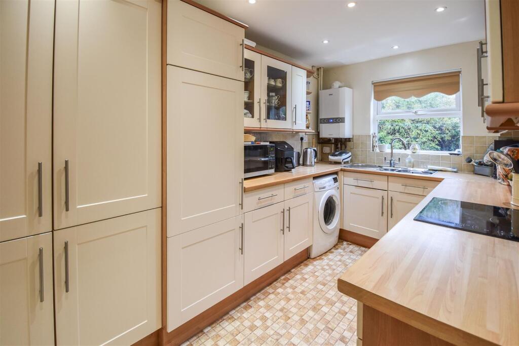 6, Moorescroft, Kelvedon Hatch, Brentwood photo 3