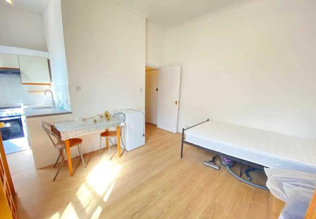 Main image of property: Castlehill Parade, The Avenue, West Ealing