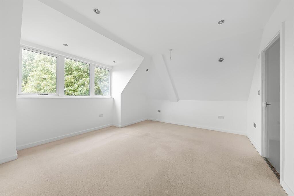 Apartment in Croydon - More