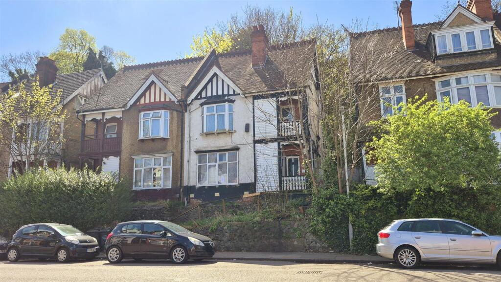 Studio flat on Ashburnham Road, Luton, £43,000
