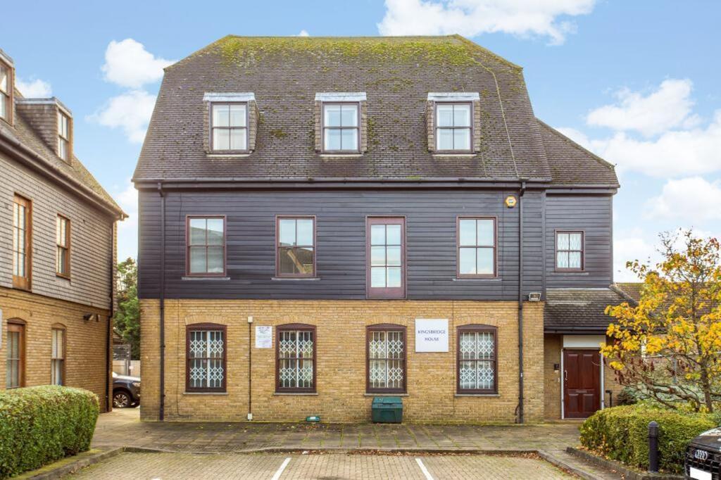 Main image of property: Kingsbridge House, Padbury Oaks, 581 Bath Road, West Drayton, UB7 0EW