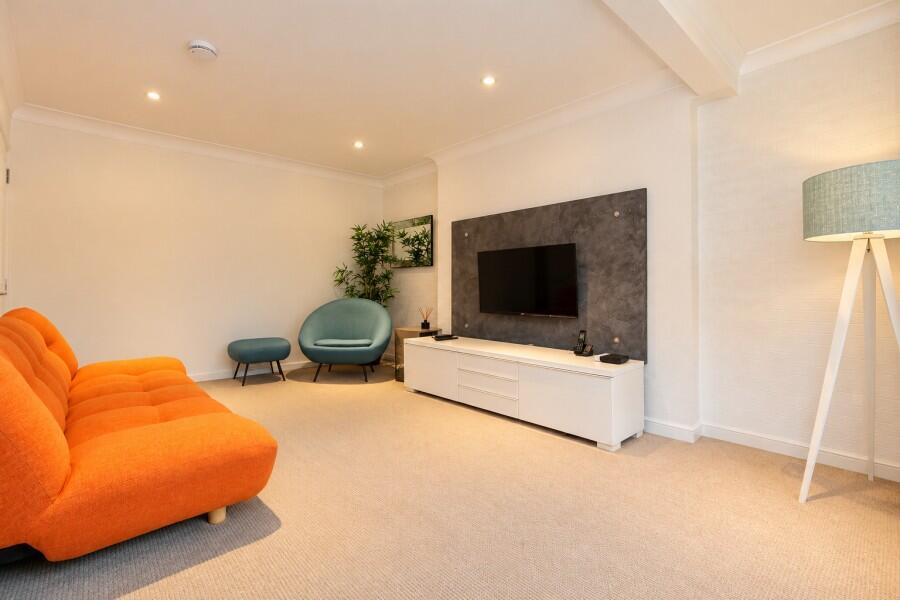 Apartment in Kingston upon Thames - View 4