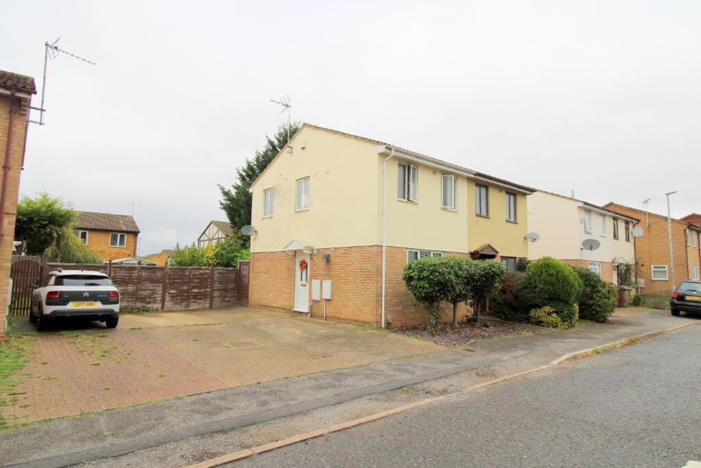 2-bed semi-detached on Corbridge Drive, Luton, LU2, £280,000