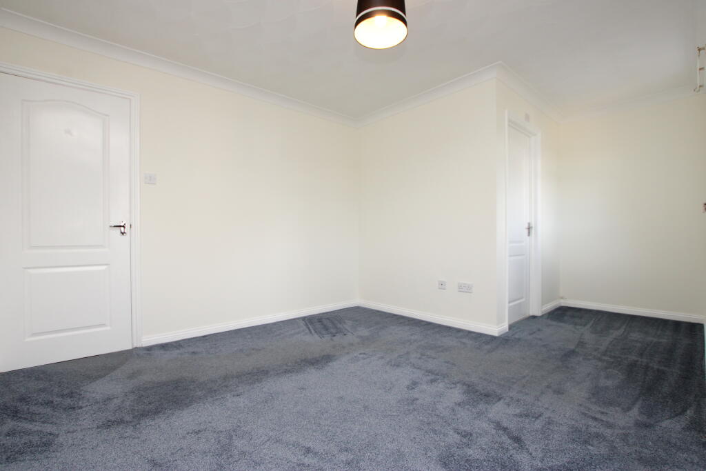 House in Kettering, Brambleside - More