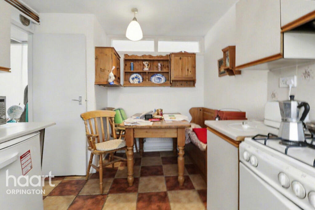 Saltwood Close, Orpington photo 4