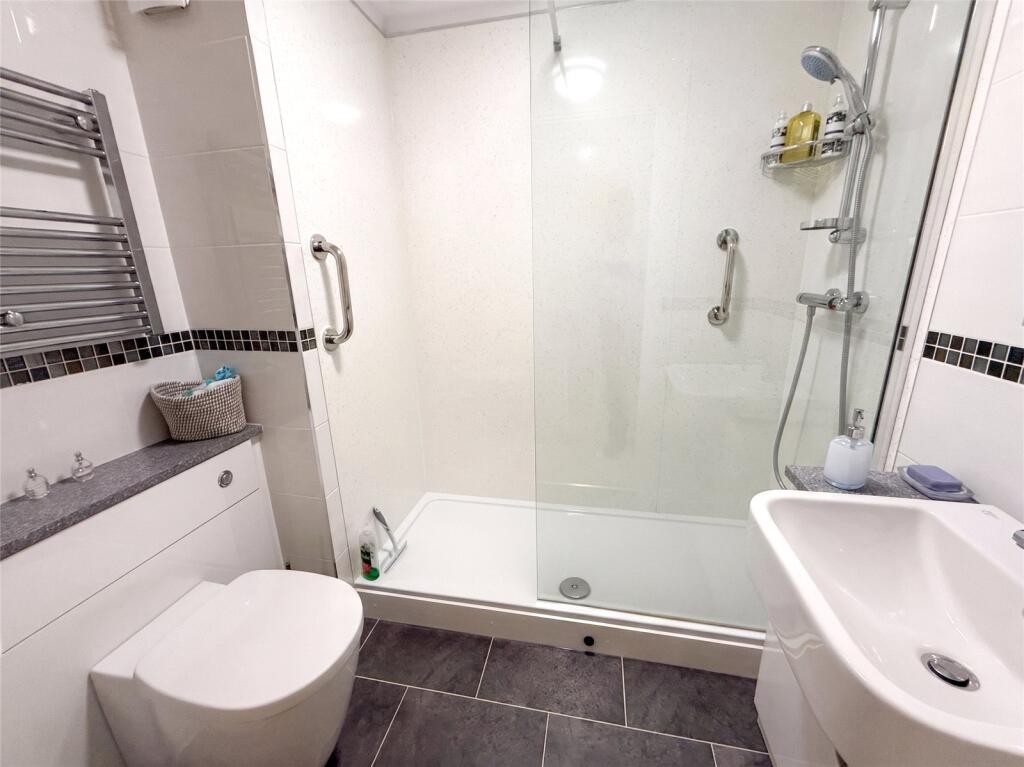 Apartment in Surrey Heath, Surrey - More