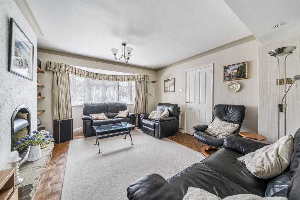 Oakley Close, Addlestone, Surrey, KT15 photo 3