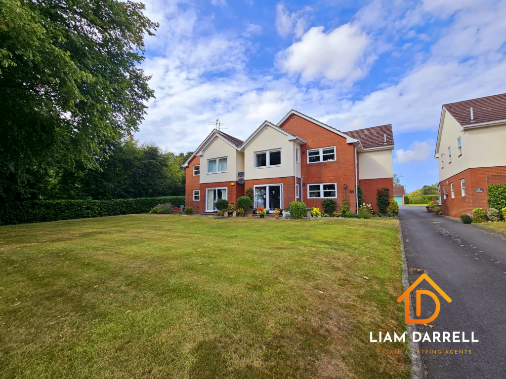 2-bed flat on Hay Lane, Scalby, Scarborough, North Yorkshire, £325,000