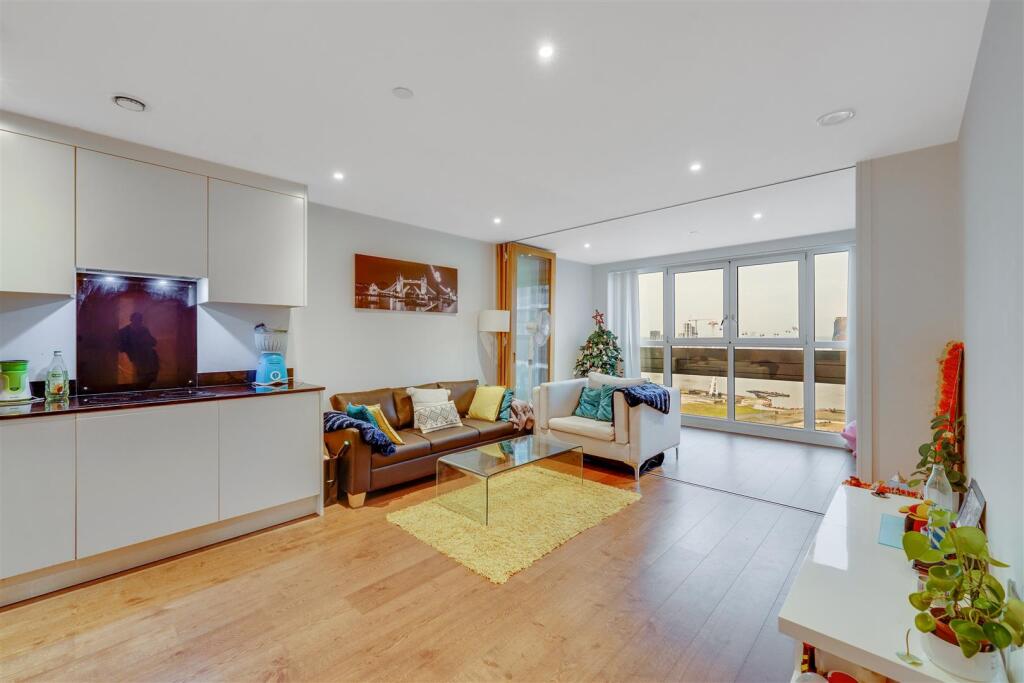 Main image of property: Gateway Tower, Canning Town, E16