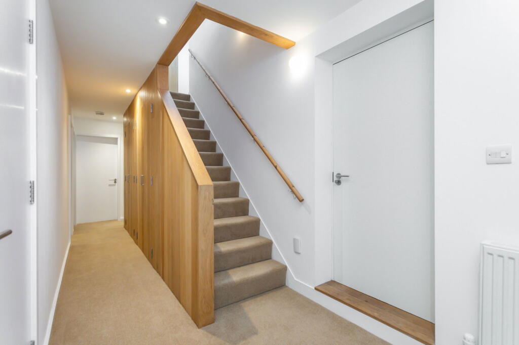 Oak House, Langdale Cresent, Windermere, The Lake District, LA23 2HE photo 3