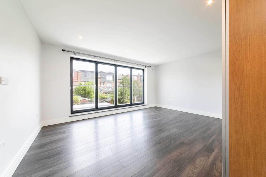 5 bedroom semi-detached house for rent
