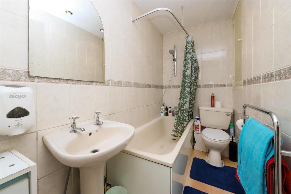 Woodhouse Close, Hayes photo 4