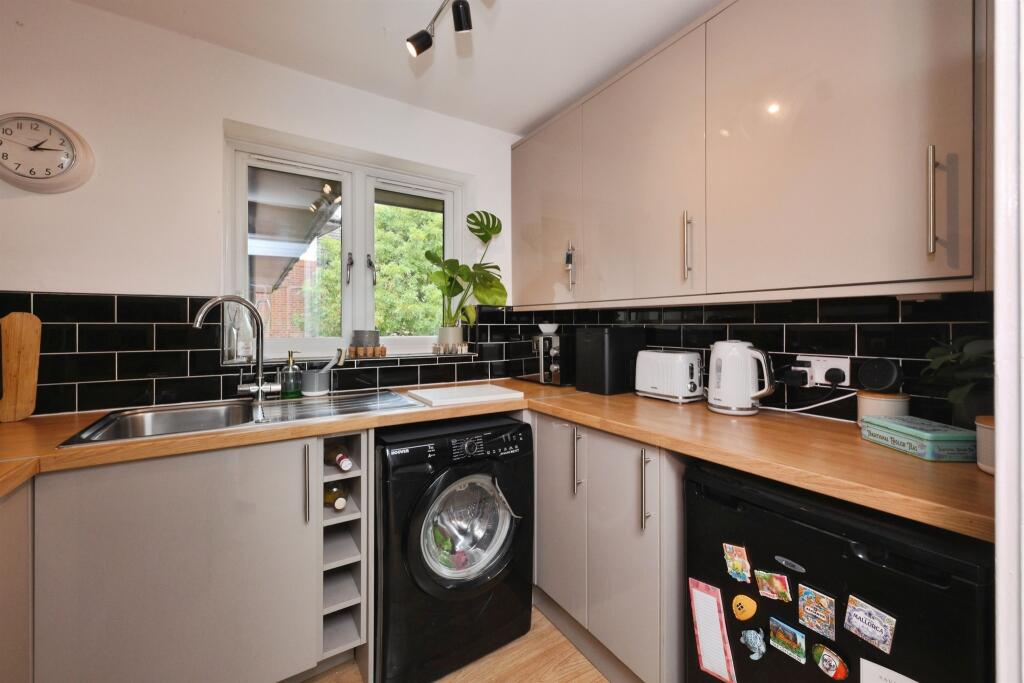 Apartment in East Hertfordshire, Ware - More