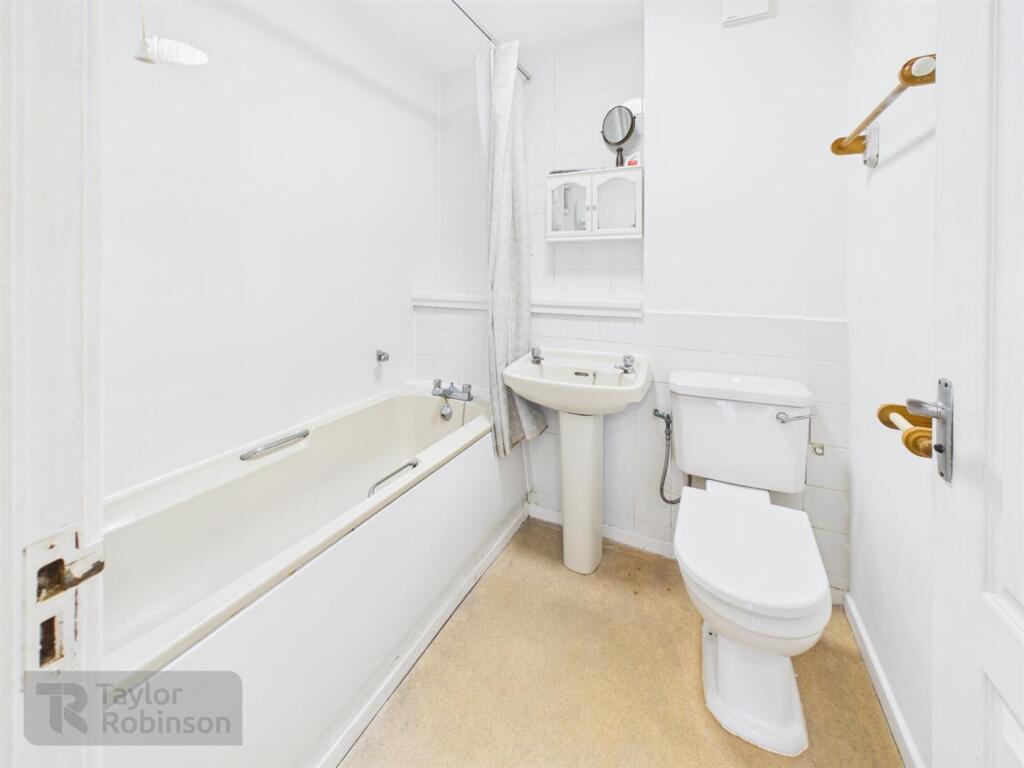 Apartment in Redhill - View 5
