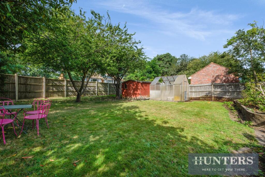 House in London, Cranford - View 5