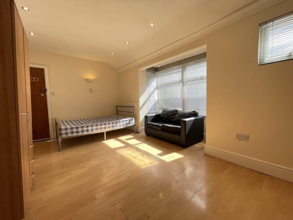 Apartment in Cardiff, Maindy, Cathays - View 2