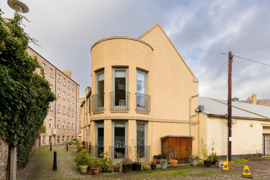 Main image of property: 18 Broughton Market, Edinburgh, EH3 6NU