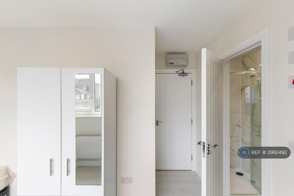 Apartment in Kingston upon Thames - View 3