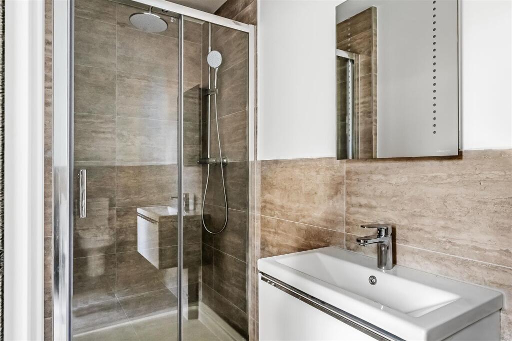 Apartment in Redhill - More
