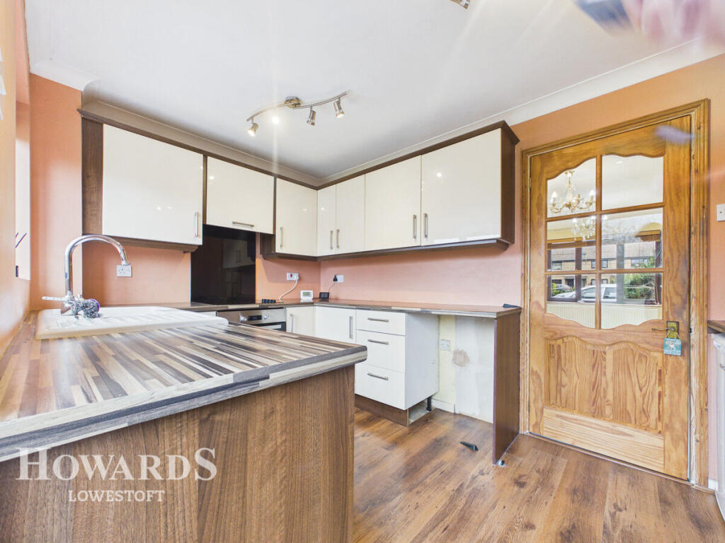 2-bed terraced on Sunnyfields, Lowestoft, £180,000
