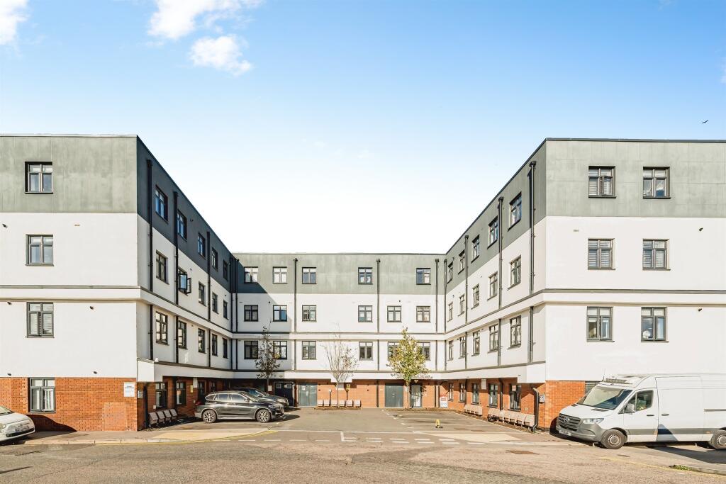 1-bed flat on Cambridge Place, Aylesbury, £160,000