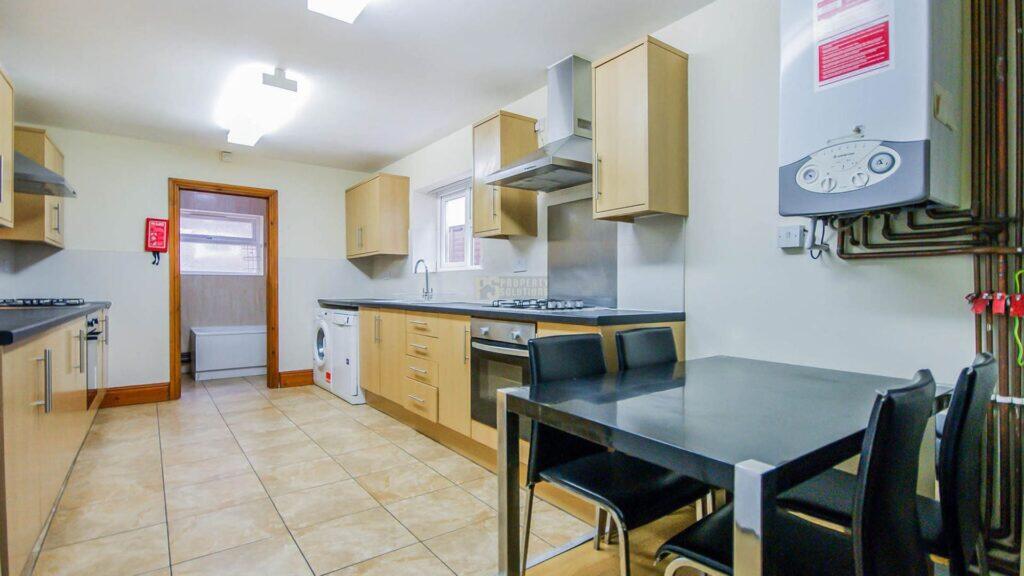 6 bedroom terraced house for rent