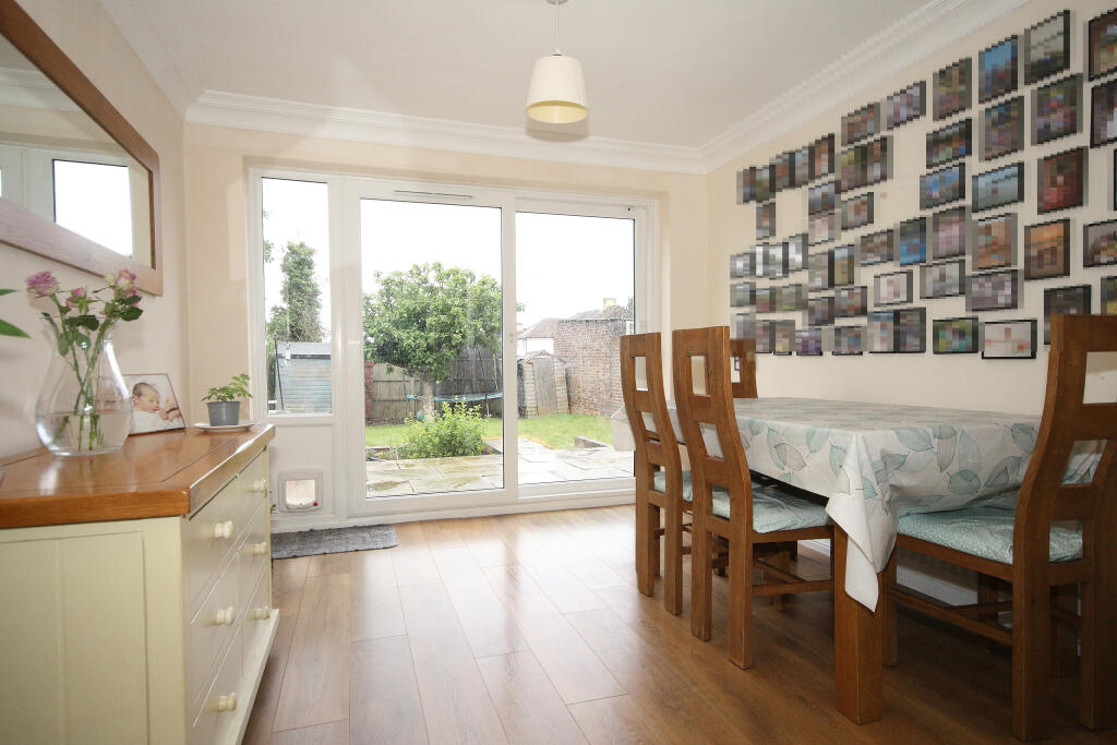 House in Woking, The Hermitage, Knaphill - View 4