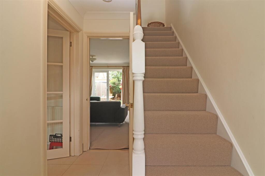 House in Reigate and Banstead, Earlswood - More