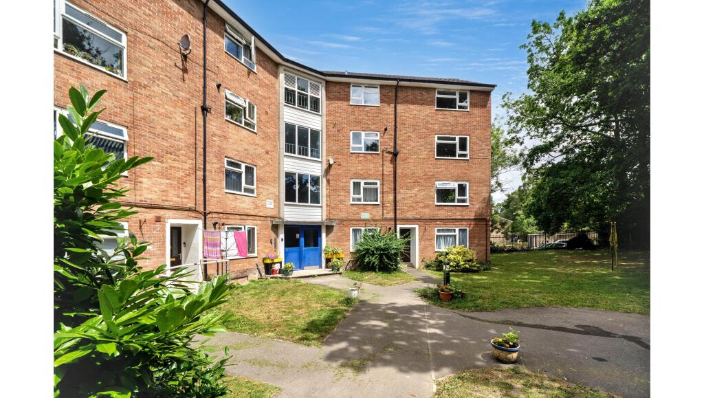 Flat 24 Hunters Hill, Burghfield Common, Reading, Berkshire, RG7 - More