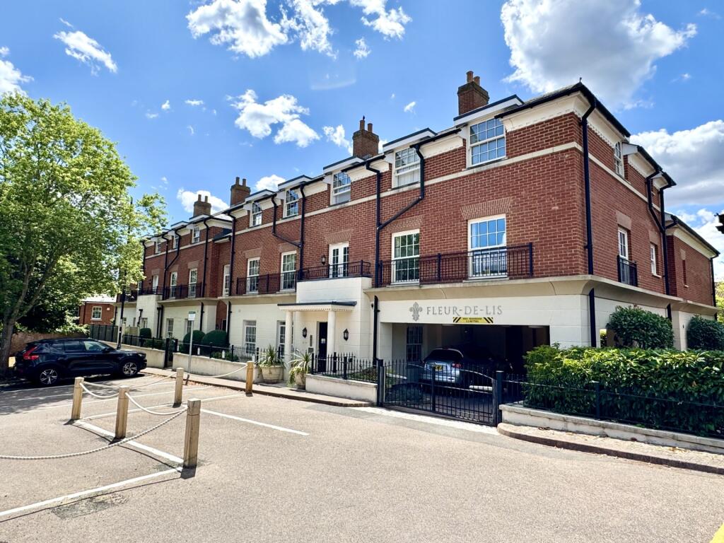 1-bed flat on Fleur De Lis, Dairy Walk, Hartley Wintney, £325,000