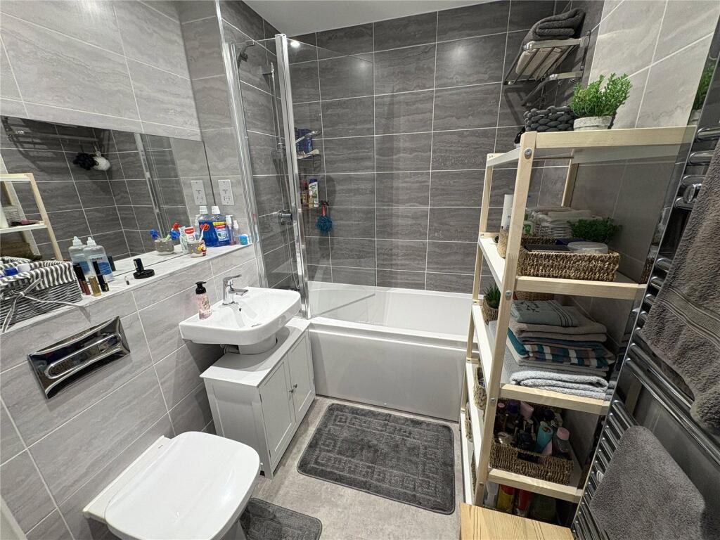 Apartment in Houghton Regis, Central Bedfordshire - View 5