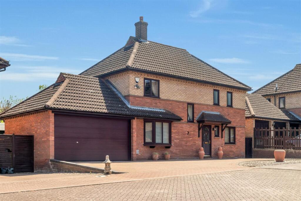 4-bed detached on Oakley Gardens, Downhead Park, Milton Keynes, £600,000