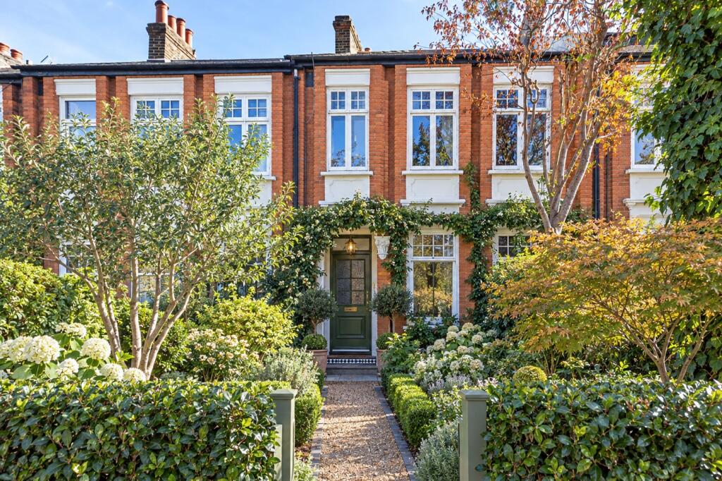 Forest Drive East, E11 photo 3