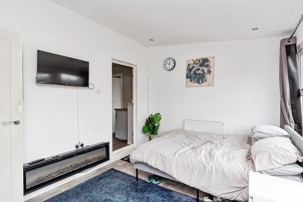 House in Stoke-on-Trent - View 4