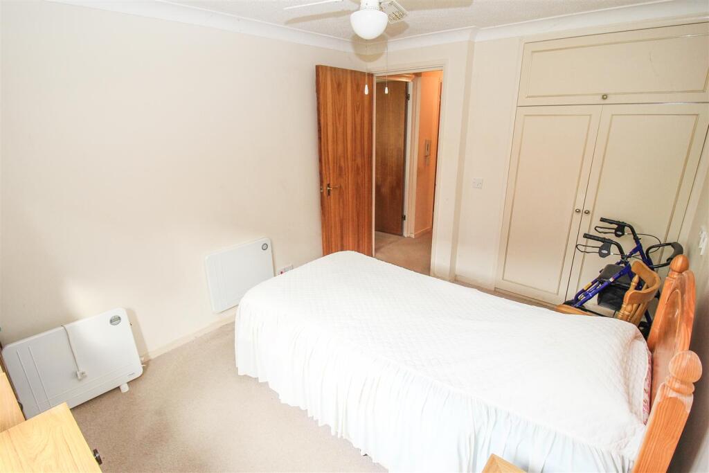 Imperial Avenue, Westcliff-On-Sea photo 3