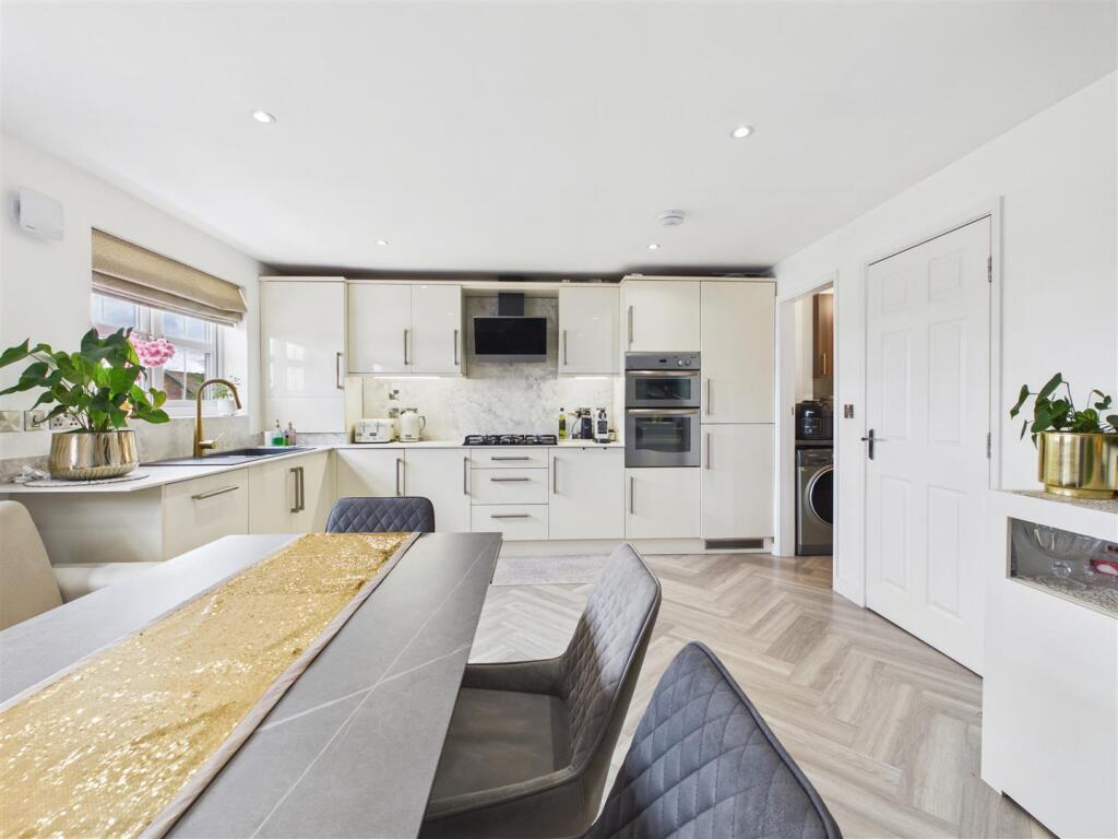 House in North East Derbyshire, Holmesdale, Dronfield - View 4