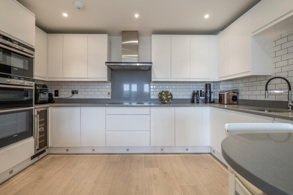 Apartment in London, Mortlake - View 3