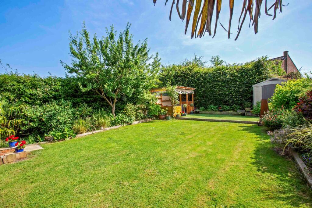 24 Hithercroft Road, Downley, High Wycombe, Buckinghamshire, HP13 5LS photo 4