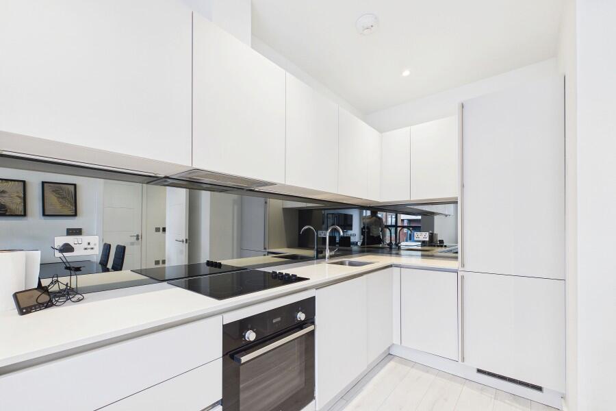 Apartment in Surrey Heath, Surrey - View 3