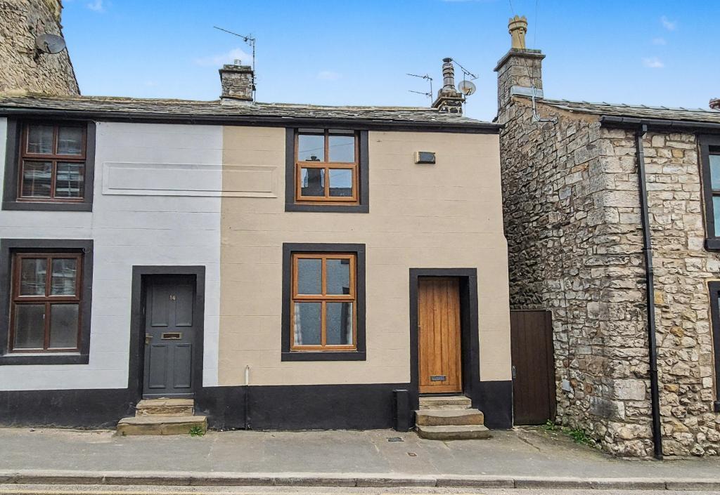 Main image of property: Lowergate, Clitheroe, BB7 1AD