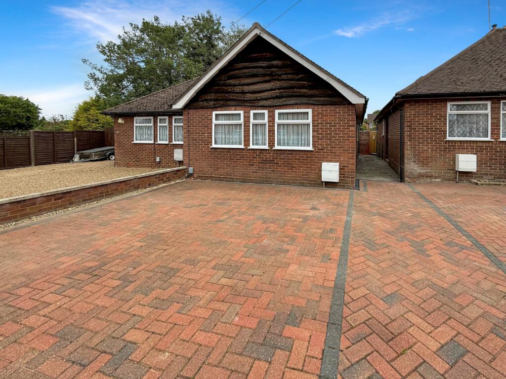 2-bed semi-detached on Periwinkle Lane, Dunstable, £315,000
