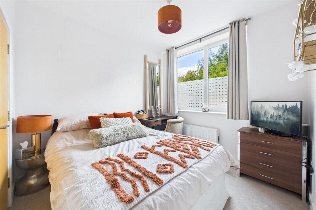 Apartment in East Grinstead, Sunnyside - View 3