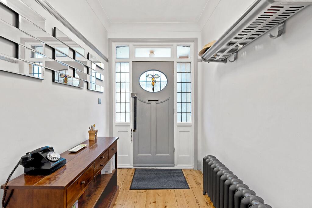 House in Woodford Green, Hale End - View 5