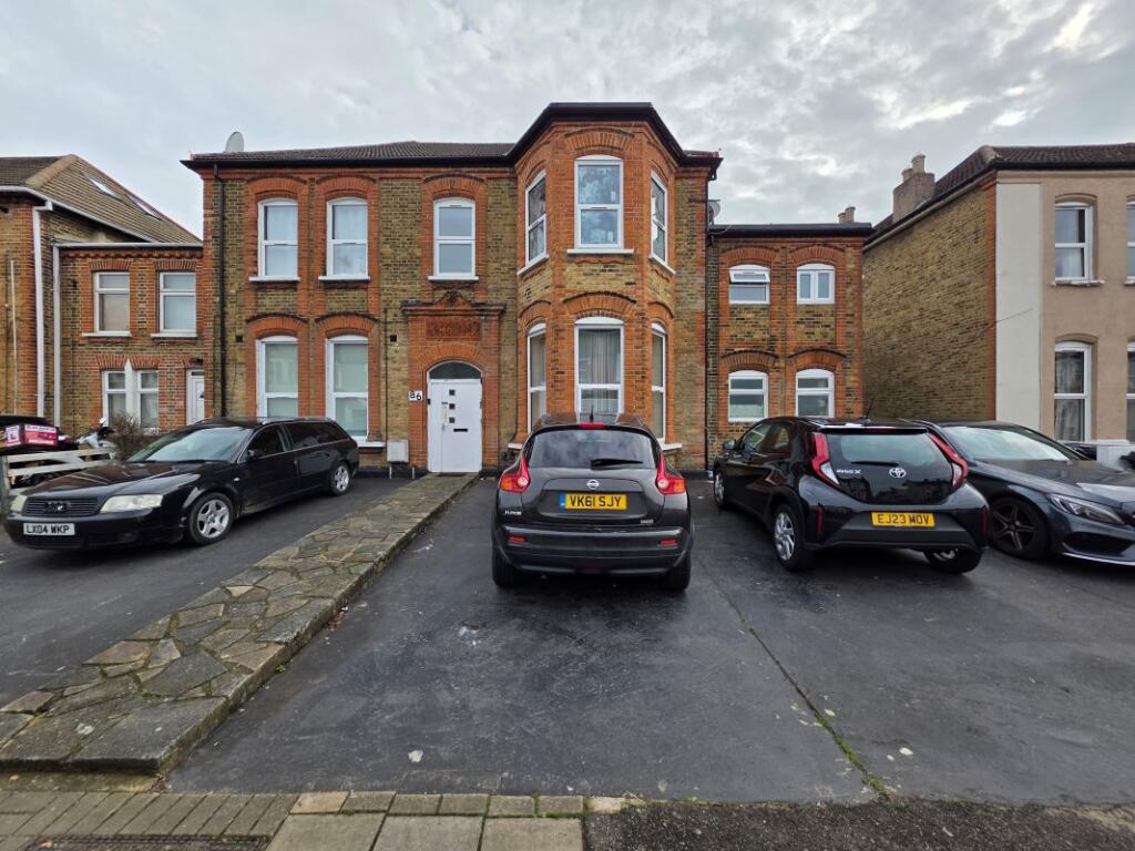 Main image of property: Flat 6, 86 Aldborough Road South, Ilford, Essex, IG3 8EY