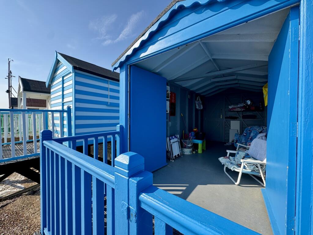 Beach Hut 320, Thorpe Esplanade, Thorpe Bay, Essex, SS1 photo 4